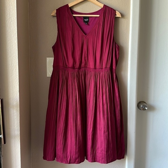 SIMPLY VERA VERA WANG V Neck Sleeveless Dress - Picture 2 of 9